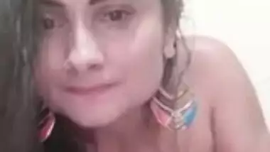 Super hot Desi XXX slut plays with her pussy and sucks her boyfriend’s cock MMS