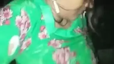 Indian diva shows off what she has under her XXX sari before fan