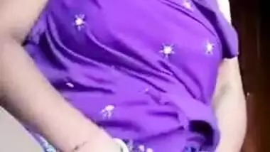 Indian XXX housewife takes off her clothes and shows her pussy MMS