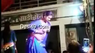 Indian dancer caught flashing tits outdoor for lovers in Desi mms video