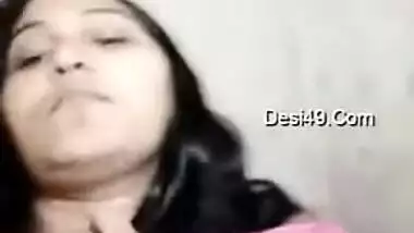 Desi whore flashes XXX-shaped titties covered with red bra close-up