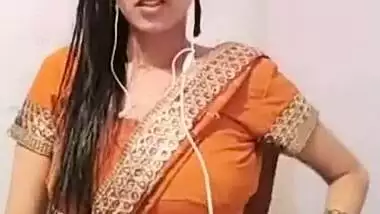 Cutipie bhabi came live after bath, And i did not miss her navel !