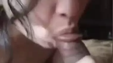 Nude Desi cock lover gives a XXX blowjob and looks into camera MMS