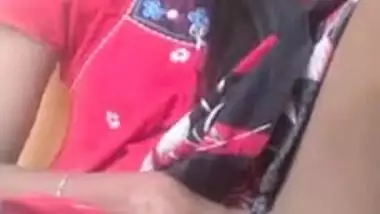 Inept Desi lifts sari up a bit to expose shaved pussy in solo XXX show