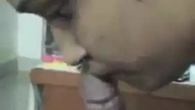 Desi cutie blowjob MMS clip released on the net by her bf