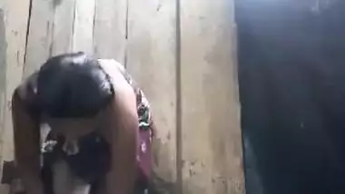 Exclusive- Cute Look Sri Lankan Girl Outdoor Bathing Capture For Lover
