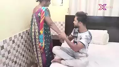 Curvaceous Desi maid is good both in cleaning and hot XXX fucking