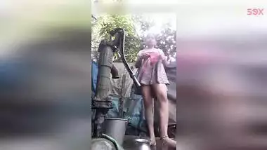 Chubby Desi aunty records herself masturbating while bathing outdoor