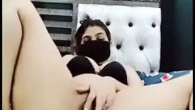 Desi whore poses nude for custom made XXX clip for kinky client