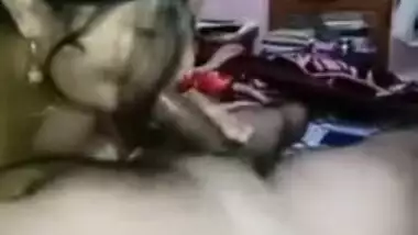 XXX slut gives a blowjob to her Desi client in the MMS video