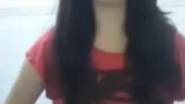 Indian babe showing boobs saying mujhe toh yaad hi nahi main bra nahi pahni hu