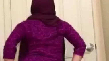 Modest Indian teen caught flashing assets for lover in Desi mms video