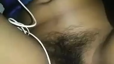 Bengoli bhabhi ki chut me gaajar ghusayi ja rhi h pati k dwara