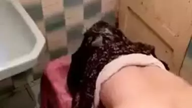 Mature auntie in hijab hikes up dress to have Desi XXX cunt drilled