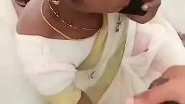 Cheating wife gives an outdoors Tamil blowjob to her BF