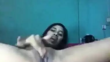 Desi babe excellently works on XXX pussy masturbating it in bed