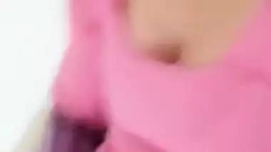 Wife in pink invites Indian viewers to watch solo XXX show with sex toy