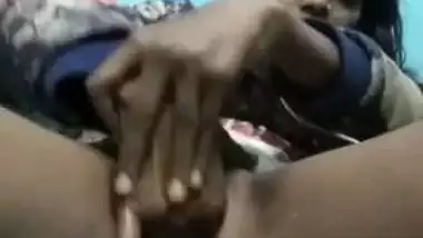 Cute college Desi girl plays with XXX virgin pussy in the MMS video