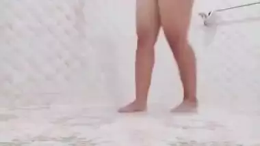 Cute aunty bathing full nude in bathroom has got her showcasing nudity well