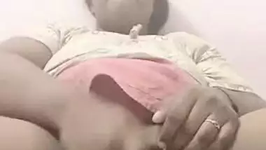 Mature South Indian mom makes XXX video of her fingering Desi cunt