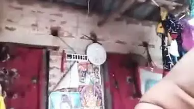 An 18-year-old girl records her nude MMS for her lover