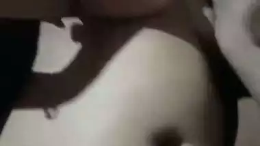 Chubby Bangla lady allows her cousin to press her boobs