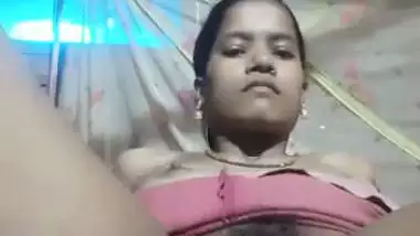 Village lady records her hairy pussy in desi nude MMS
