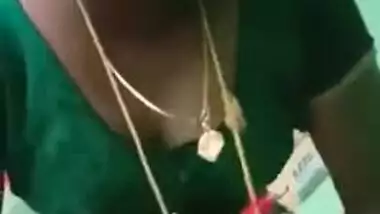 South Indian wife cheats on hubby and gives Desi dude XXX handjob