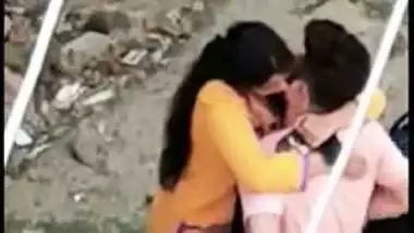 Desi mms video of cheat wife fucking with her servant outdoor, caught by hubby