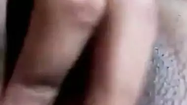 A desi nude Indian girl exposes her naked body in MMS