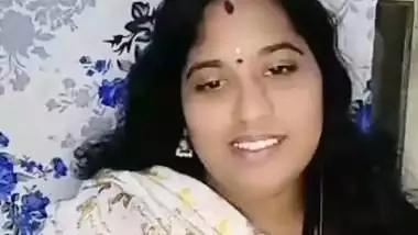 Telugu tanker bhabhi showing and pressing huge boobs