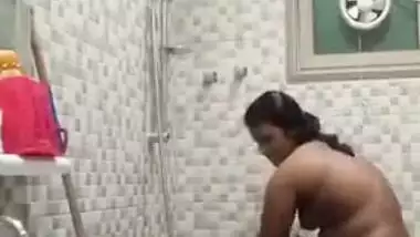 Desi aunty bathroom selfie Video