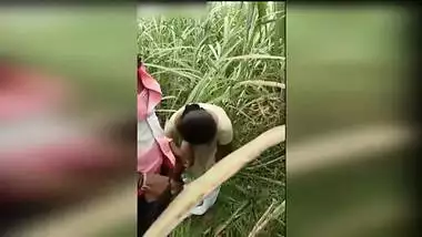 Amateur Desi girl has spontaneous XXX quickie with boy in the field