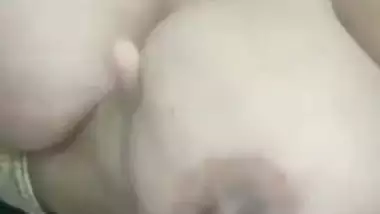 Bhabhi holding milky boobs in Pakistani solo nude clip