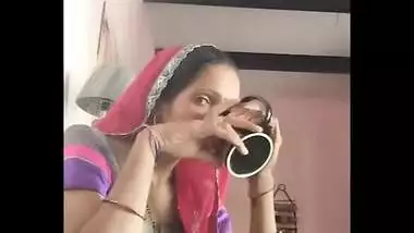 Cute slim marwadi housewife bhabhi neha hot navel show in bare blouse