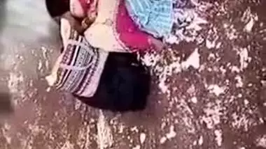 Kinky lover fingers mature Desi pussy in voyeur's outdoor XXX clip