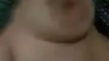 Young Lahore girl shows her juicy boobs in Pakistani porn