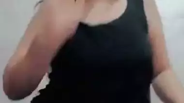 Delhi babe shows her butt and boobs in Indian girl nude MMS