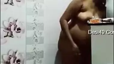 Desi female makes bathing more thrilling filming it on the camera
