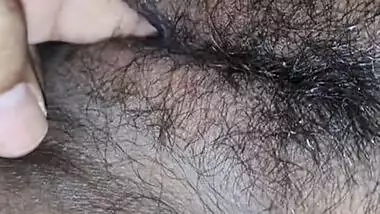 Desi Stepmom Ki Chut Me Ungli Dal Ke Garm Kia. Indian Wet Pussy Enjoying