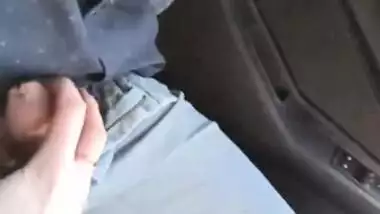 JE BAISE CHLOÉ LA MÈRE DE MON POTE DANS LA VOITURE ELLE EST TROP BONNE