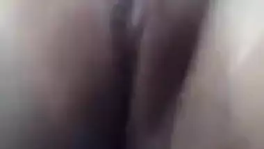 Desi MILF has shaved XXX hole to expose it on camera in the MMS video