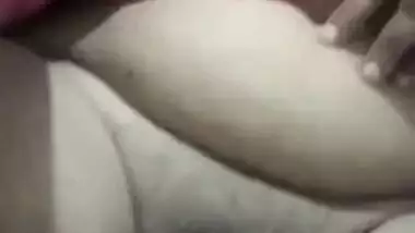 Desi MILF invites MMS watchers to enjoy her amateur homemade XXX show