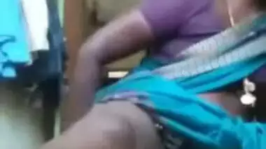 Indian aunty shows what she has got under sari in homemade XXX video