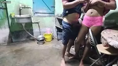 Indian bengali maid kitchen pe kam kar rahi thi moka miltahi maid ko jabardasti choda malik na.