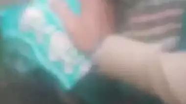 Young man exploits Desi aunty for oral XXX fun in outdoor MMS video