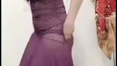 Incredibly-hot Desi chick impresses with her nude XXX dance on cam