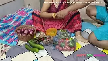 Xxx Bhojpuri Bhabhi, While Selling Vegetables, Showing Off Her Fat Nipples, Got Chuckled By The Customer!
