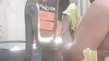 Neighbor aunty bathing with son entering viral MMS