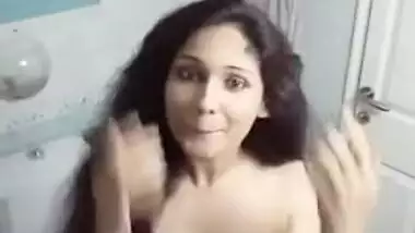 Bathroom porn video of the long-haired Desi with saggy boobies